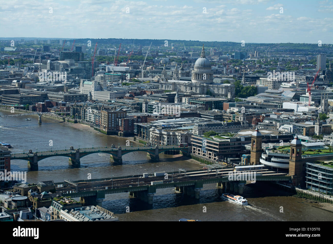 Città di Londra, la Cattedrale di St Paul e il fiume Tamigi dal trentacinquesimo piano del coccio. Foto Stock