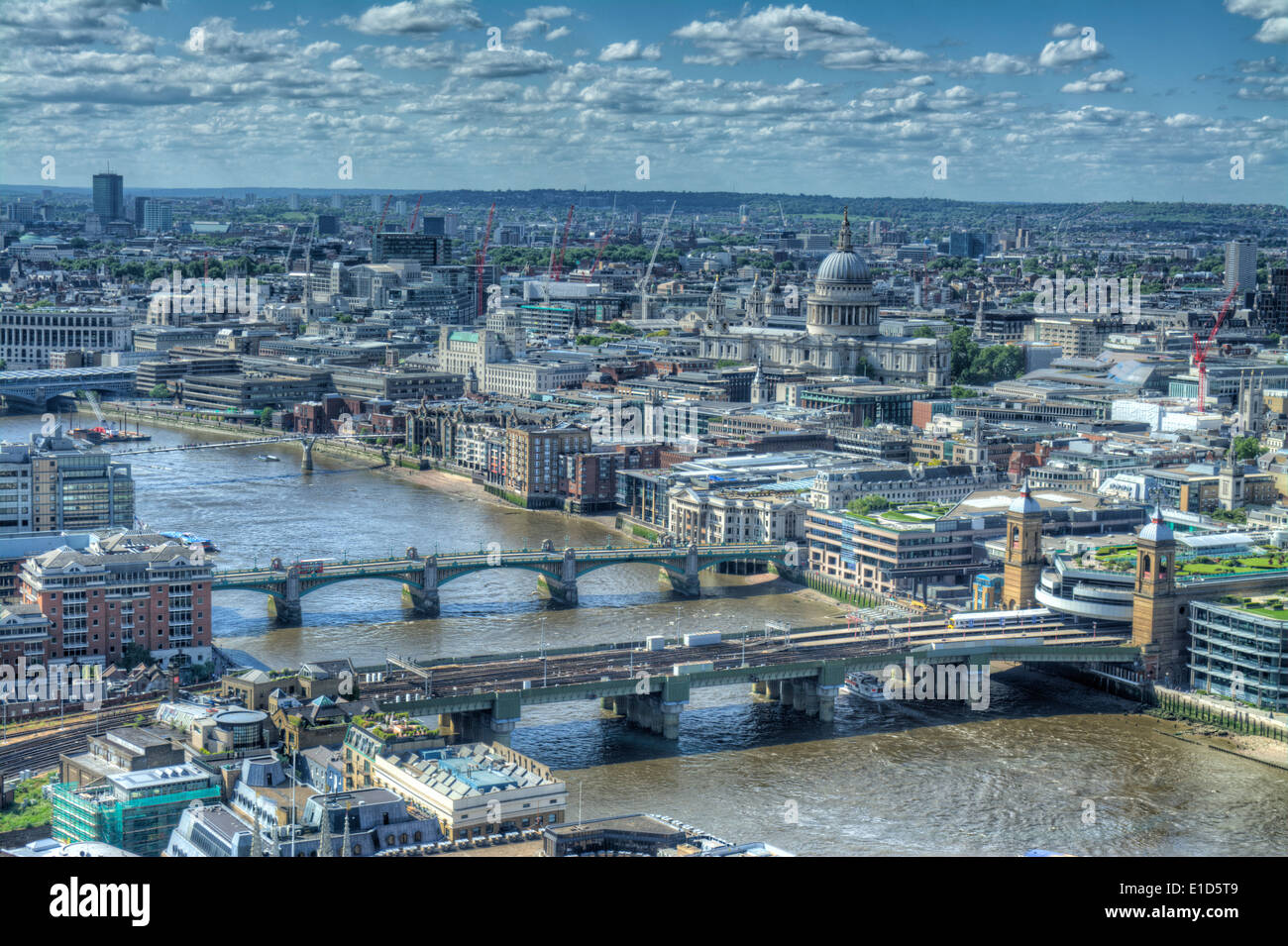 Immagine hdr della City di Londra, la Cattedrale di St Paul e il fiume Tamigi dal trentacinquesimo piano del coccio. Foto Stock