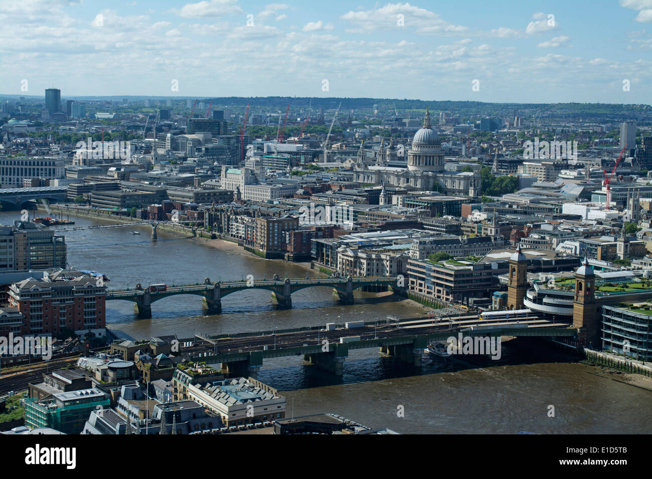 Città di Londra, la Cattedrale di St Paul e il fiume Tamigi dal trentacinquesimo piano del coccio. Foto Stock