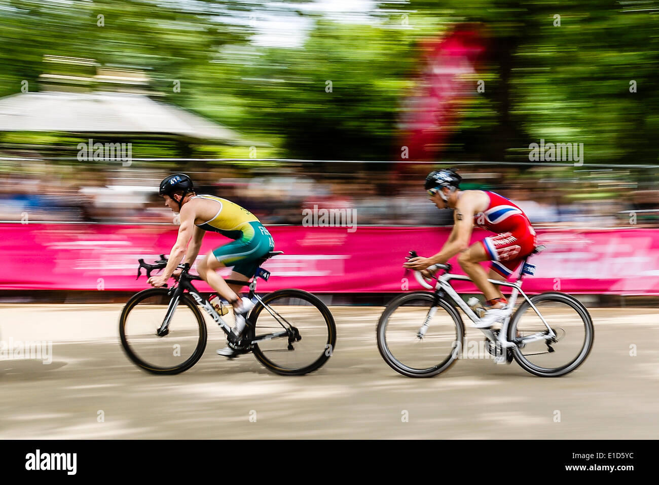 Londra, Regno Unito. 31 Maggio, 2014. Una pentola di sfocatura di azione durante le escursioni in bicicletta gamba del mondo ITU Triathlon Uomini Elite la gara che si terrà in Hyde Park. Credito: Azione Sport Plus/Alamy Live News Foto Stock