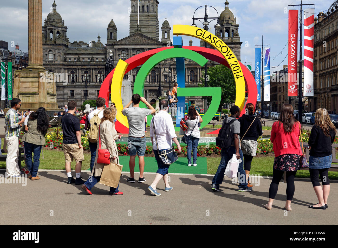 George Square, Glasgow, Scozia, Regno Unito, sabato 31 maggio 2014. Glaswegiani e visitatori che scattano fotografie del logo dei giochi del Commonwealth di Glasgow 2014, il Big G nel centro della città Foto Stock