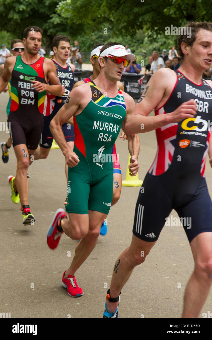 Richard Murray del Sud Africa nella parte finale del giro del mondo ITU Triathlon evento serie, LONDRA, REGNO UNITO, 31 maggio 2014. Murray è andato a finire la gara in seconda posizione. Foto Stock