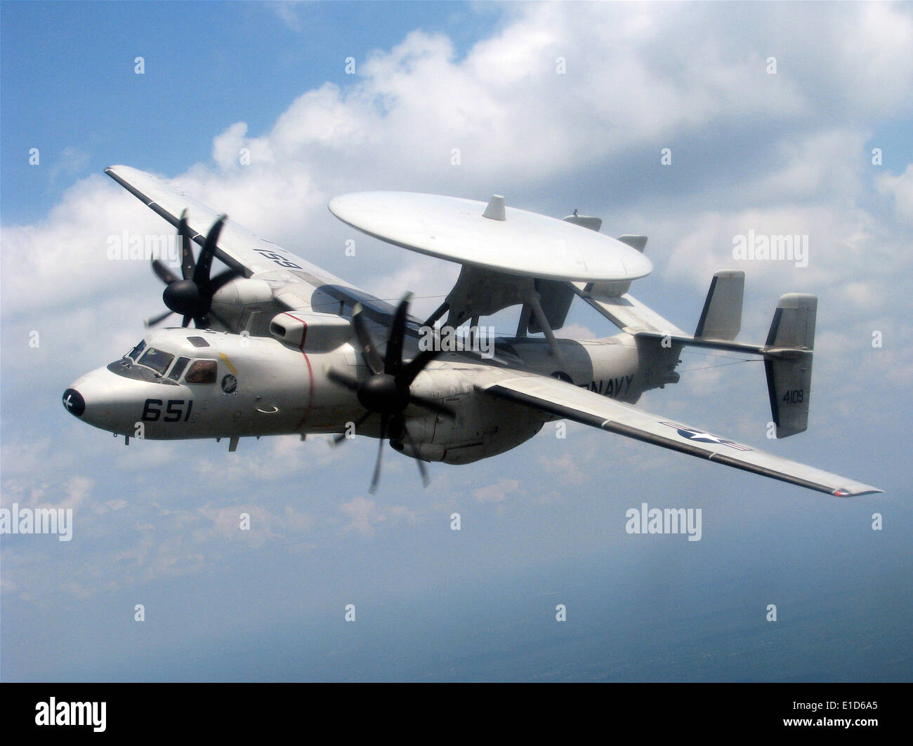 Un E-2C Hawkeye aeromobili assegnati al vettore Airborne Early Warning Squadron 120 vola su Jacksonville, Florida, 13 luglio 2009. Foto Stock