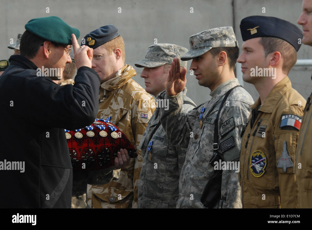 Il polacco Brig. Gen. Dariusz Lukowski saluta U.S. Navy Lt. La Cmdr. Robert Clarady dopo aggiudicazione di lui la medaglia della NATO durante un Inter Foto Stock