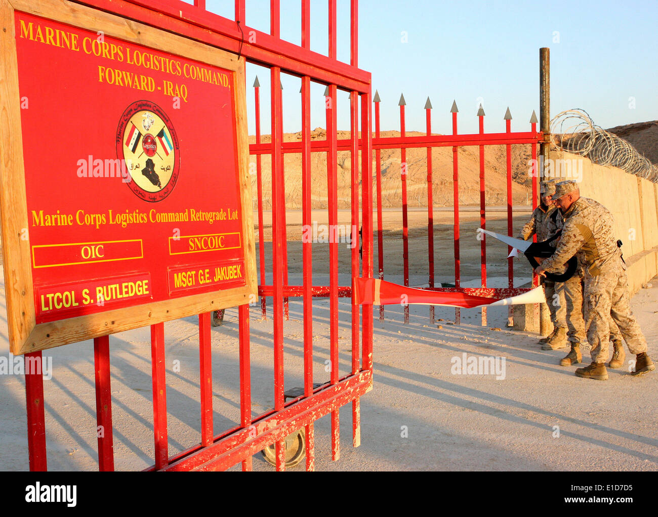 Stati Uniti Marine Corps Col. James Clark, anteriore, Multi National Force West assistente capo del personale per la logistica, tagli il nastro una Foto Stock