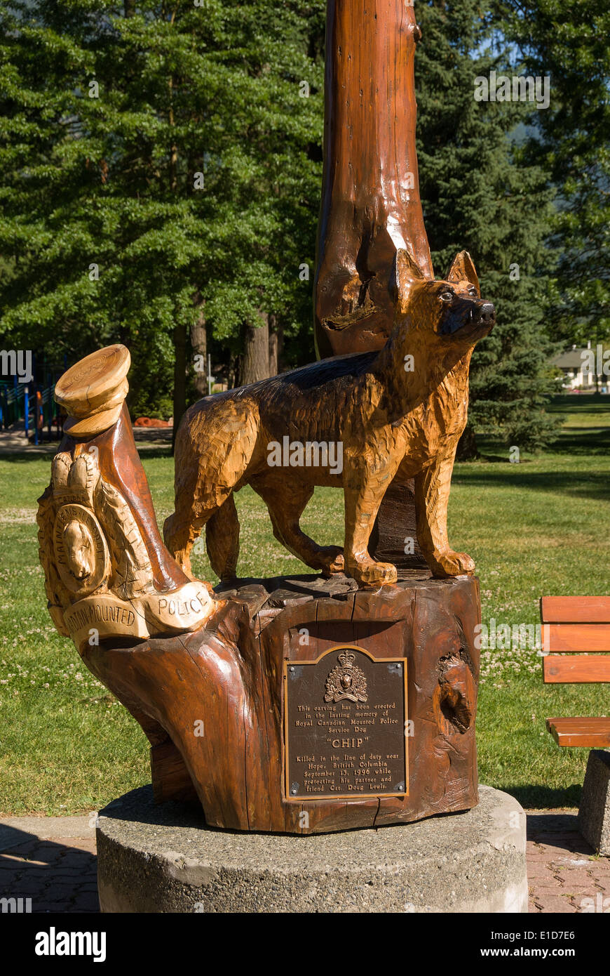 Elk203-1483v Canada, British Columbia, Speranza chainsaw statua del cane di polizia Foto Stock
