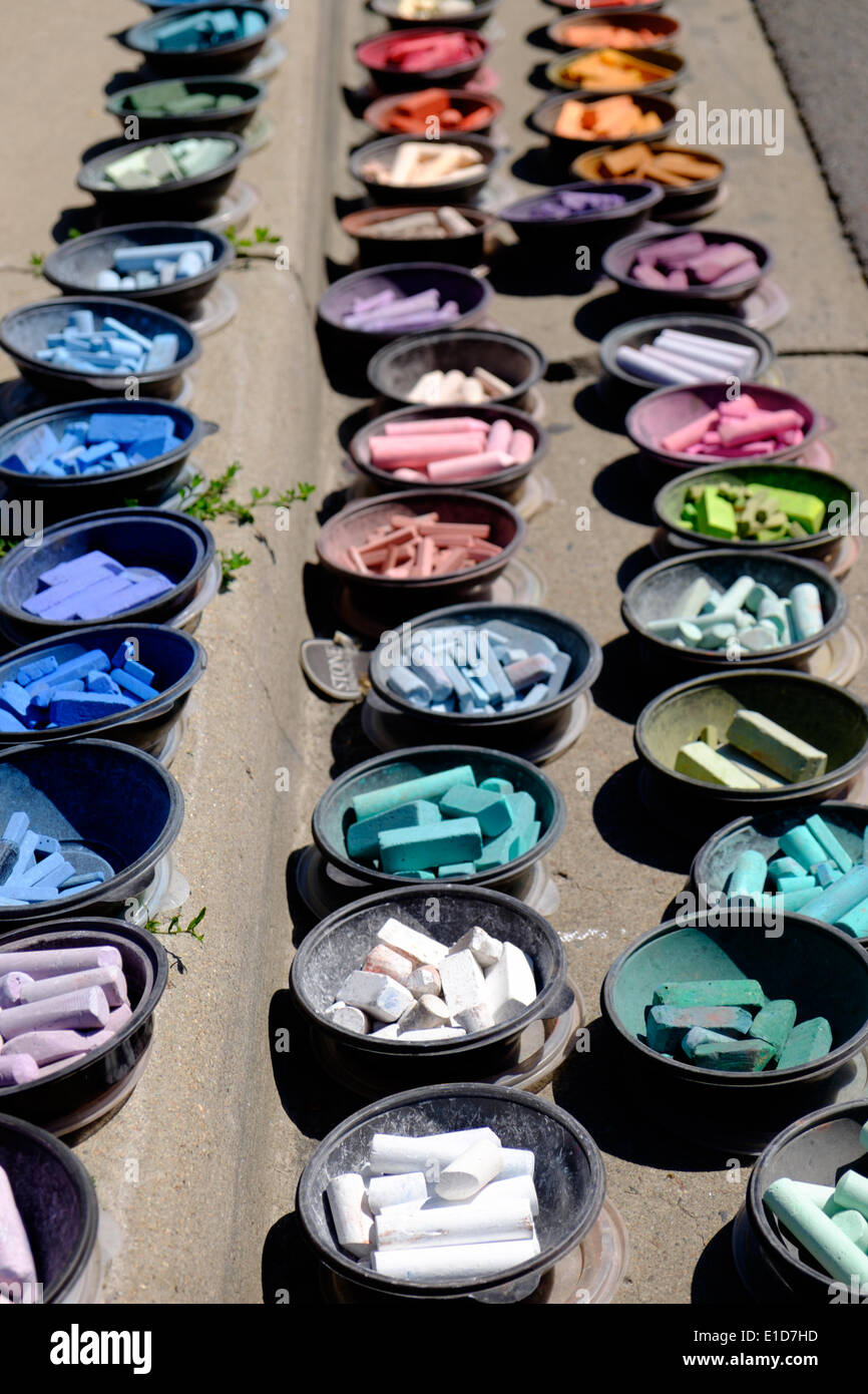 Denver, Colorado, Stati Uniti d'America - 31 maggio 2014. Bocce di colorati Linea gesso marciapiede sul Larimer Street a Denver durante il 2014 Denver Chalk Festival dell'arte. Credit: Ed EndicottAlamy Live News Foto Stock