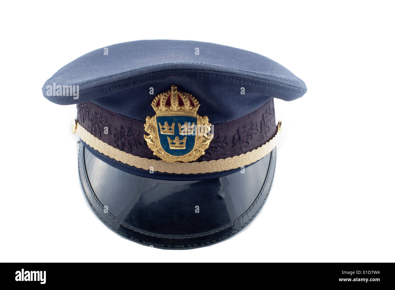 Un cappello di polizia contro uno sfondo bianco Foto Stock