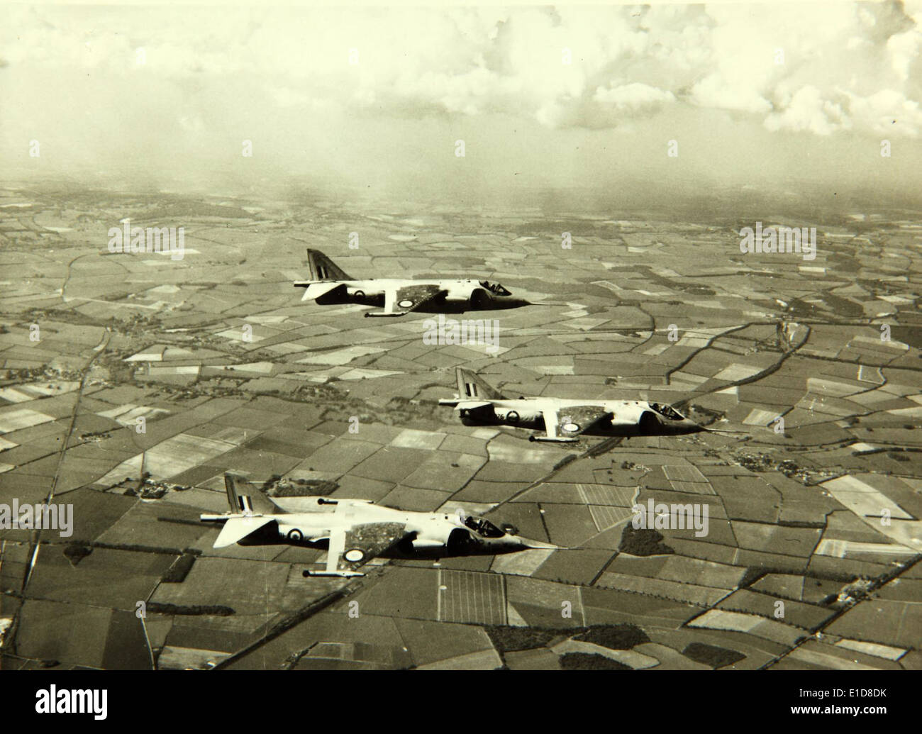 Questa immagine raffigura l'Hawker P.1127, il prototipo dell'AV-8 Harrier, un aereo che sarebbe poi diventato la pietra angolare dell'aviazione al decollo e atterraggio verticale (VTOL). Foto Stock