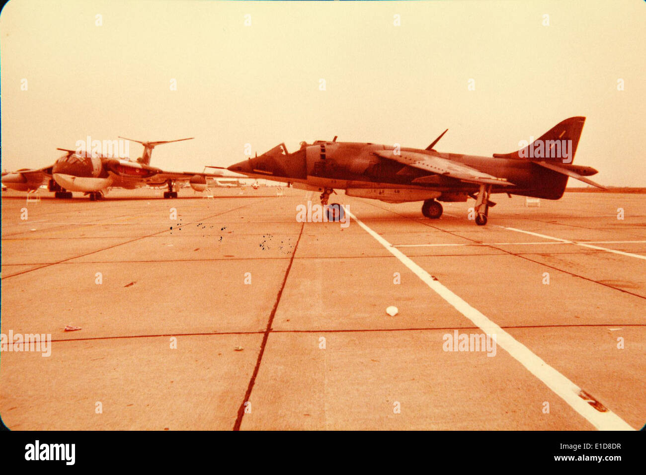 L'Hawker Siddeley P.1127, in seguito sviluppato nell'AV-8 Harrier, era un velivolo britannico a decollo e atterraggio corto (V/STOL). Divenne noto per la sua versatilità sia nell'attacco al suolo che nelle operazioni navali, utilizzate da diverse forze aeree e marine. Foto Stock