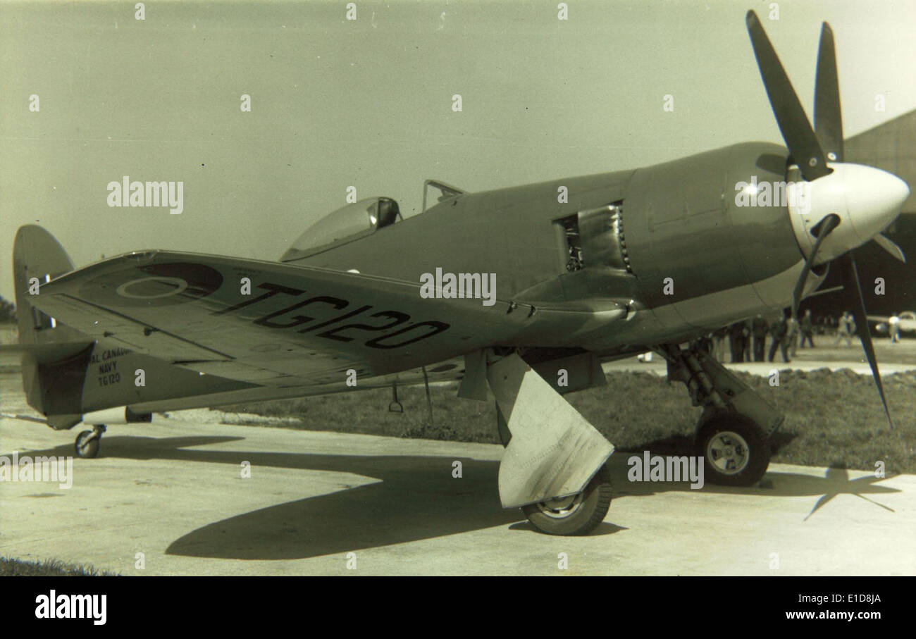 L'Hawker Sea Fury era un caccia navale britannico che servì durante le ultime fasi della seconda guerra mondiale e negli anni '1950 Conosciuto per il suo potente motore radiale e la sua velocità impressionante, è stato uno degli ultimi caccia con motore a pistoni costruiti dai britannici. Foto Stock