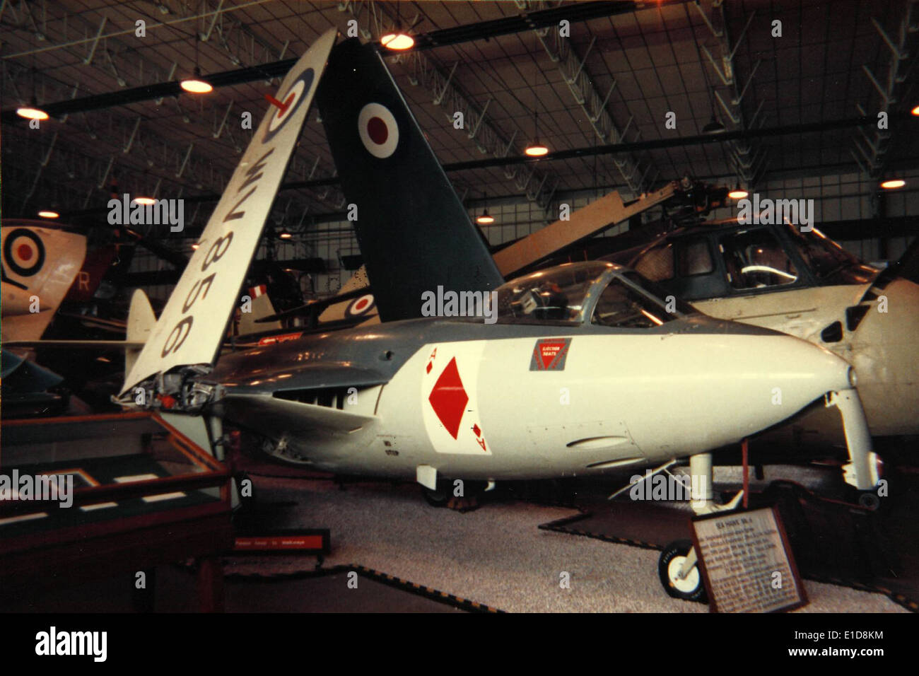 Questa immagine raffigura l'Hawker Sea Hawk F-1 e il Sea Fury F1, entrambi significativi aerei militari britannici utilizzati durante l'era post-seconda guerra mondiale. Il Sea Hawk era un caccia di portaerei, mentre il Sea Fury era usato per operazioni di portaerei e missioni di combattimento. Foto Stock