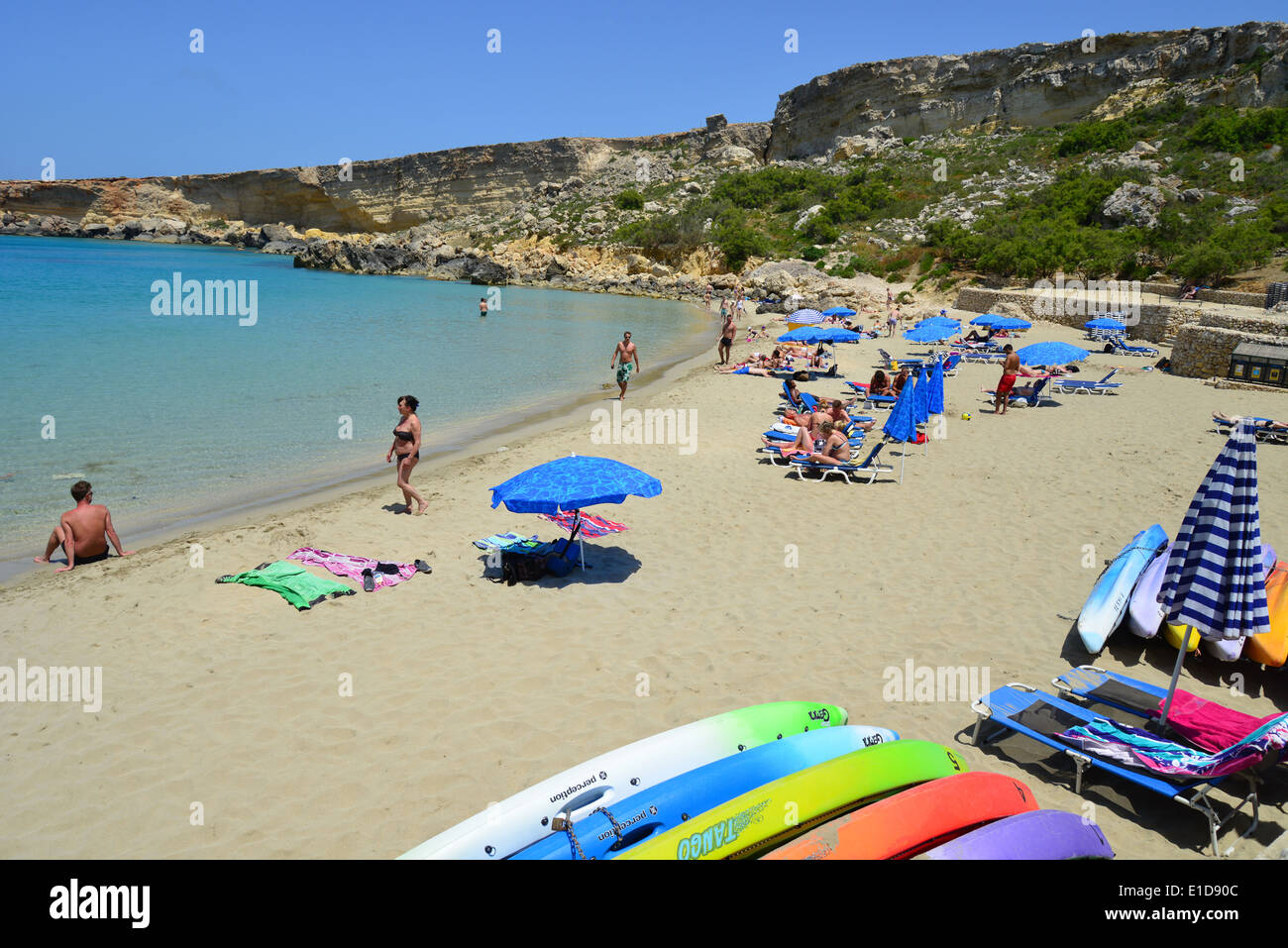 Vista della spiaggia, Paradise Bay, Distretto Settentrionale, Malta Majjistral Regione, Repubblica di Malta Foto Stock