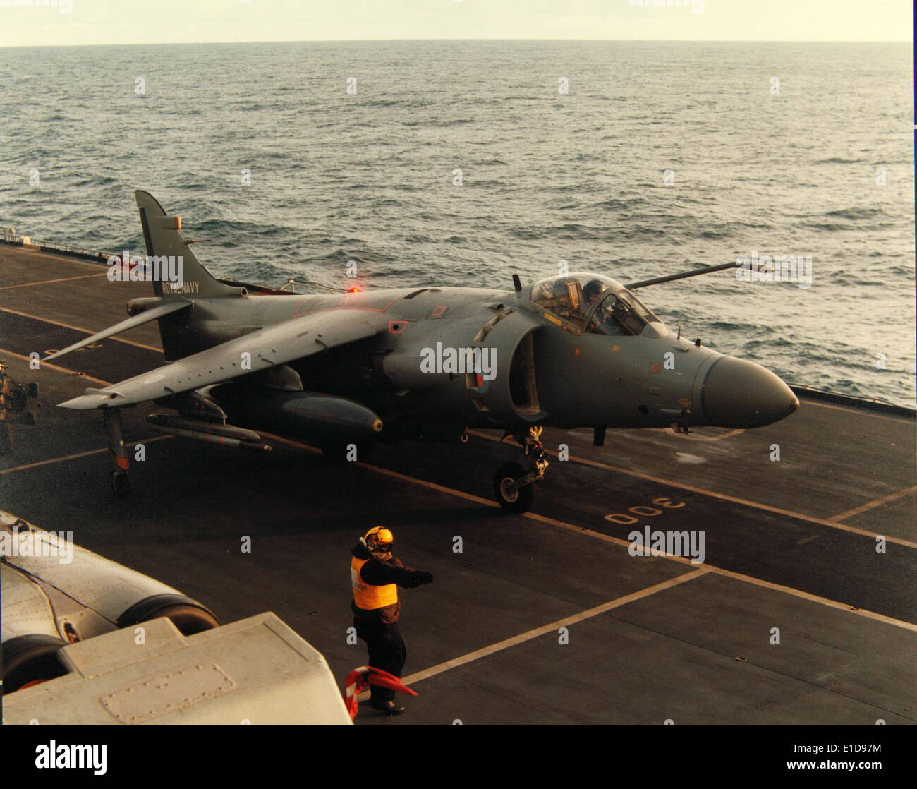 L'Hawker Siddeley Harrier, un innovativo velivolo a decollo e atterraggio (V/STOL), fu progettato sia per le operazioni militari che navali. La sua capacità di passare il volo ne ha fatto un elemento chiave per le operazioni basate sui vettori e per il supporto aereo ravvicinato. Foto Stock