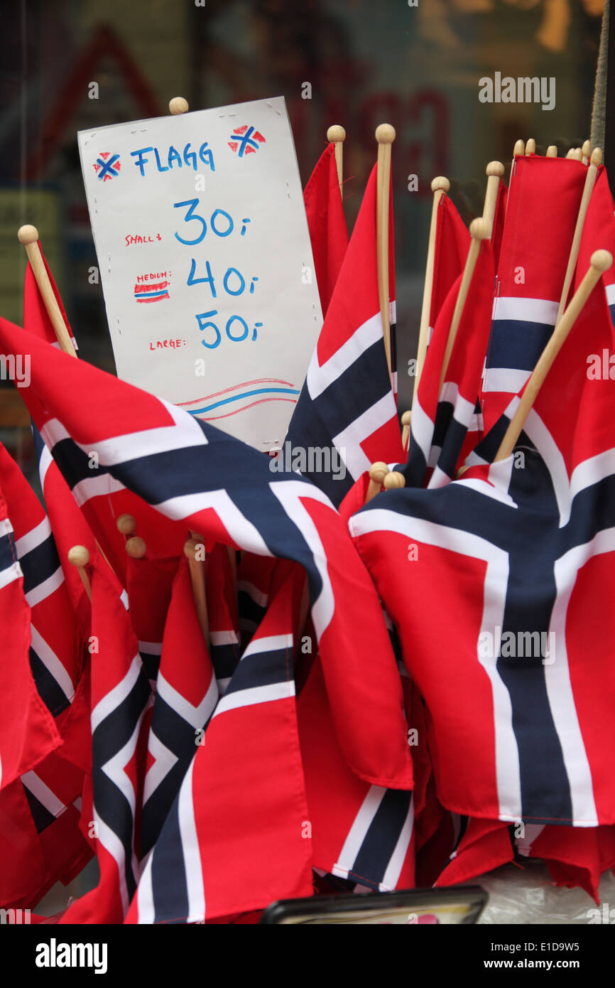 Bandiere norvegese per la vendita in Oslo Foto Stock