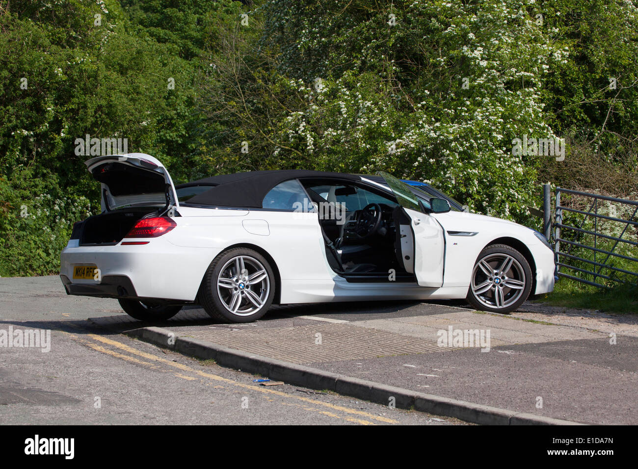 White BMW 6 Series M Sport Cabriolet 2 porta 640d parcheggiata con la porta e il bagagliaio aperto Foto Stock