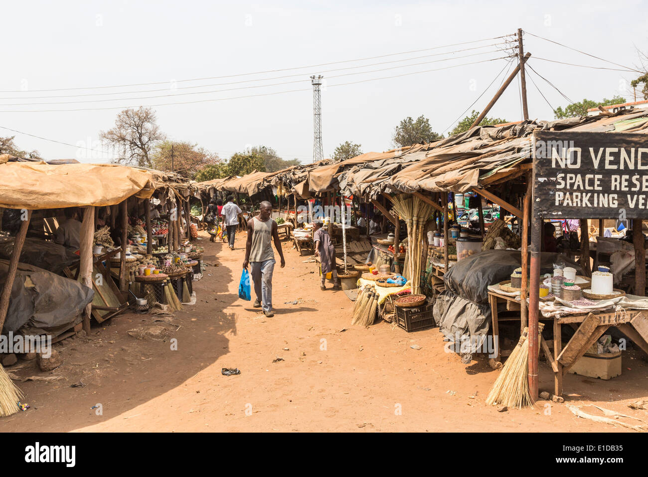 Negozi e bancarelle al mercato Maramba Livingstone, Zambia con persone locali shopping Foto Stock