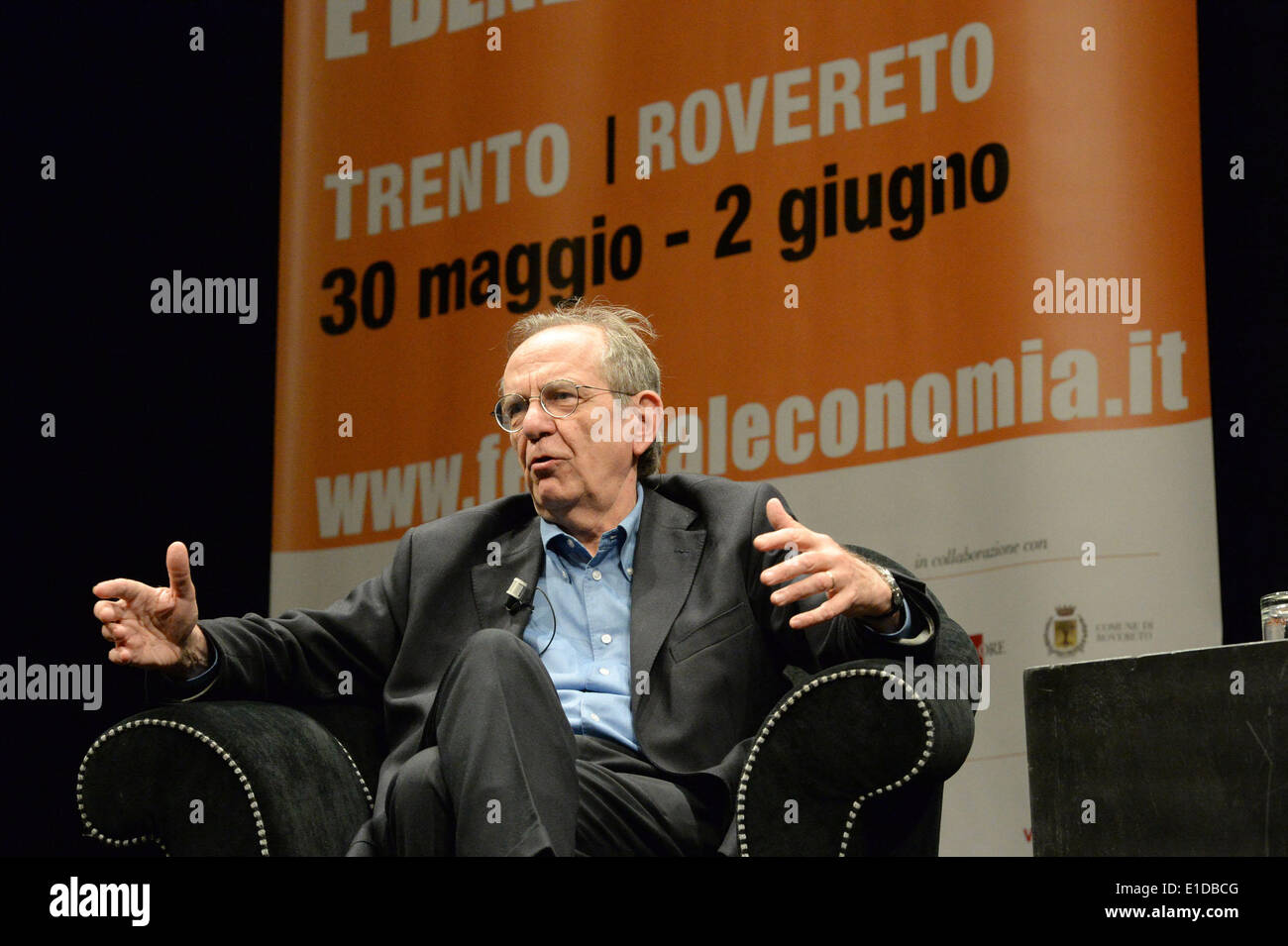 Milano. 31 Maggio, 2014. Padoan, che era la ex capo economista presso l'Organizzazione per la cooperazione e lo Sviluppo Economico (OCSE), parla a margine del Festival di Trento di economia, un evento annuale tenuto nella città settentrionale di Trento, 31 maggio 2014. Gli investimenti stranieri sono una "fonte fondamentale di crescita" per l'Italia, Italiano Economia ministro Pier Carlo Padoan Xinhua ha detto il sabato. © Xinhua/Alamy Live News Foto Stock