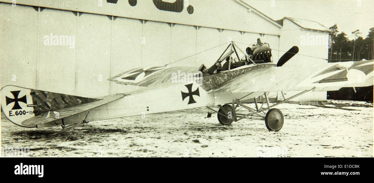 Il LVG E.. I era un biplano tedesco della prima guerra mondiale, utilizzato principalmente per missioni di ricognizione e osservazione. Faceva parte del Luftstreitkräfte e contribuì alle prime strategie di guerra aerea durante il conflitto. Foto Stock