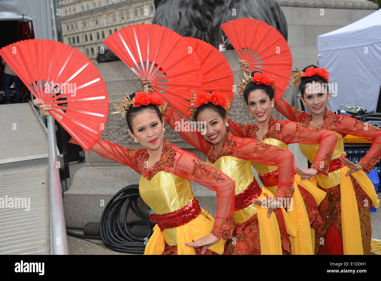 Londra, Regno Unito. 31 Maggio, 2014. Gamelan giavanese ballerini pone per foto di backstage di Ciao " Indonesia " in Trafalgar Square a Londra. Foto di vedere li/Alamy Live News Foto Stock