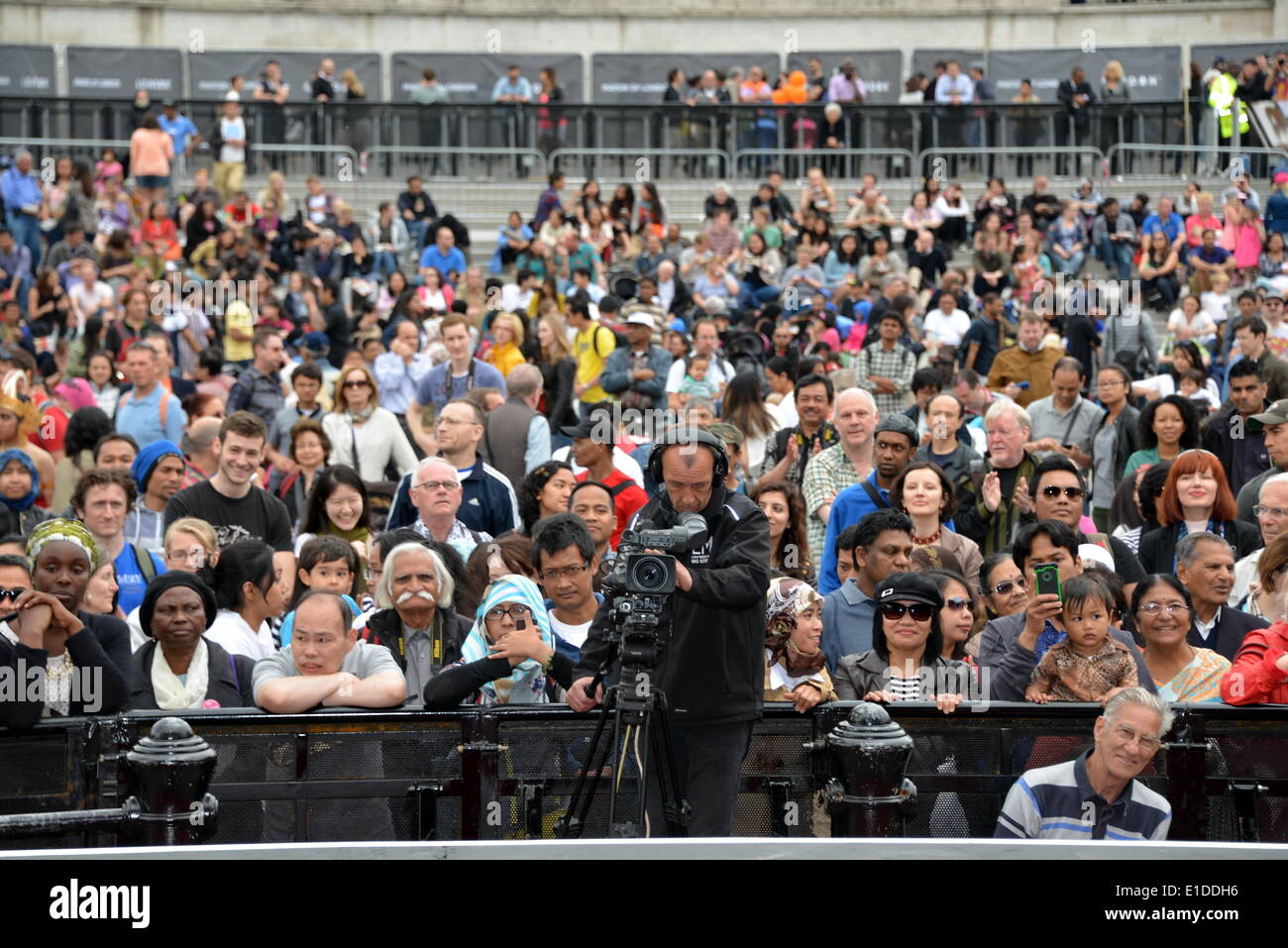 Londra, Regno Unito. 31 Maggio, 2014. La folla assiste per guardare Ciao " Indonesia " in Trafalgar Square a Londra. Foto di vedere li/Alamy Live News Foto Stock
