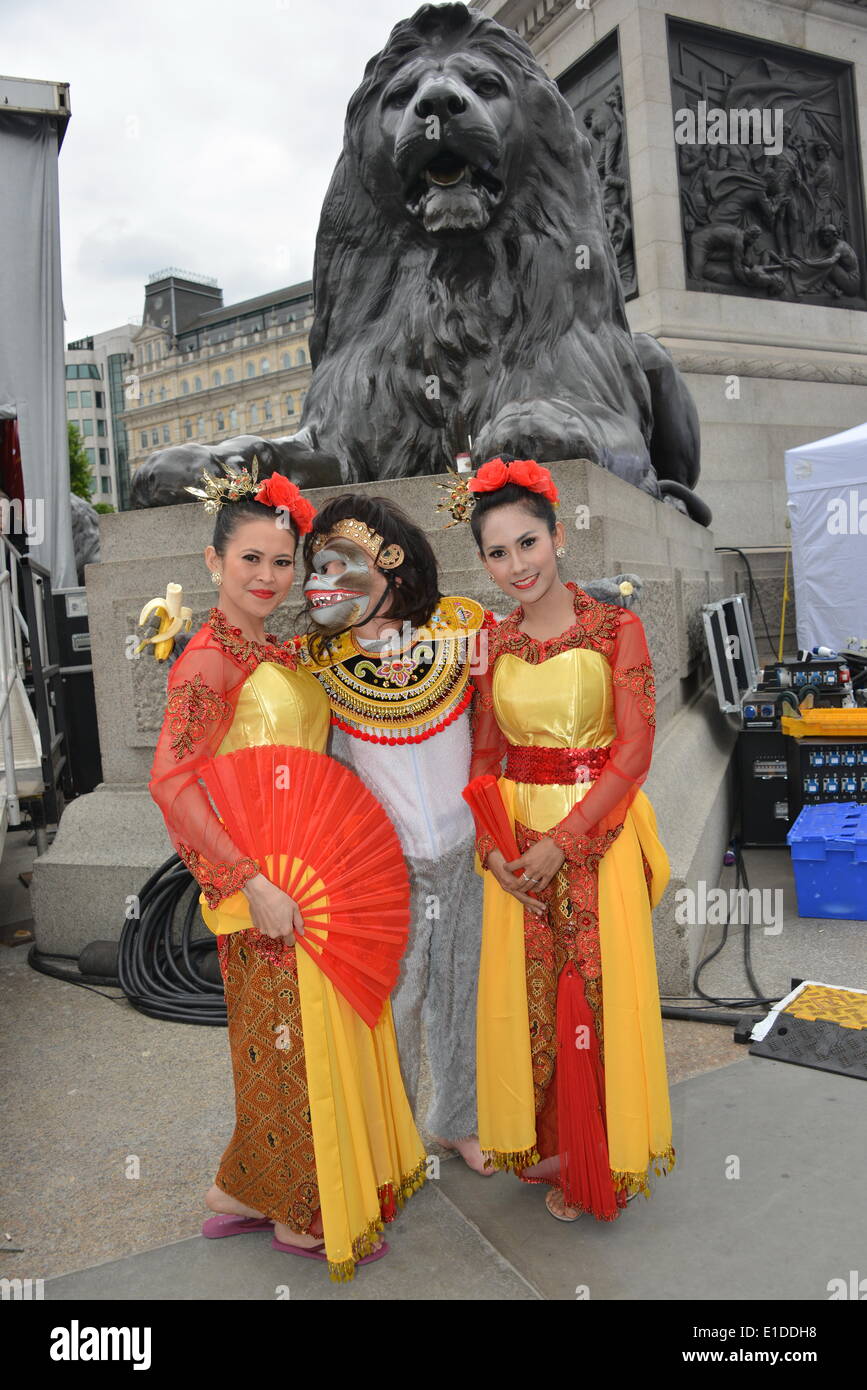 Londra, Regno Unito. 31 Maggio, 2014. Gamelan giavanese ballerini pone per foto di backstage di Ciao " Indonesia " in Trafalgar Square a Londra. Foto di vedere li/Alamy Live News Foto Stock