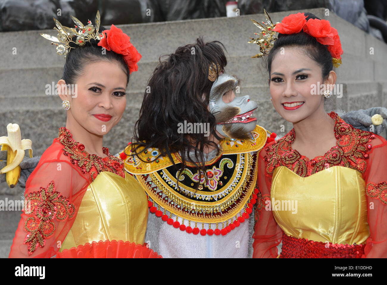 Londra, Regno Unito. 31 Maggio, 2014. Gamelan giavanese ballerini pone per foto di backstage di Ciao " Indonesia " in Trafalgar Square a Londra. Foto di vedere li/Alamy Live News Foto Stock