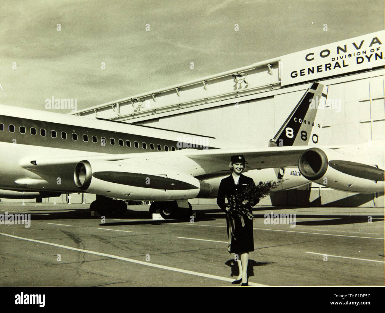 Questa immagine cattura l'evento stampa e la cerimonia di lancio del Convair 880, con registrazione N801TW. L'aereo faceva parte della produzione commerciale di aerei di linea della Convair negli anni '1950, con l'obiettivo di competere con i Boeing 707 e Douglas DC-8. Foto Stock