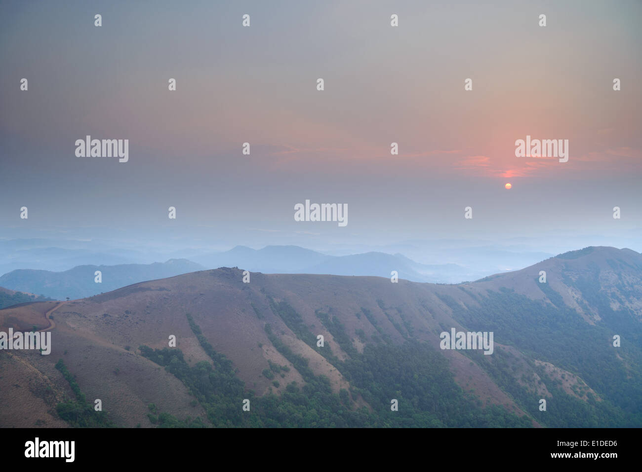 Sunrise dal picco Kodachadri in i Ghati Occidentali del distretto di Shimoga in Karnataka stato dell India. Foto Stock