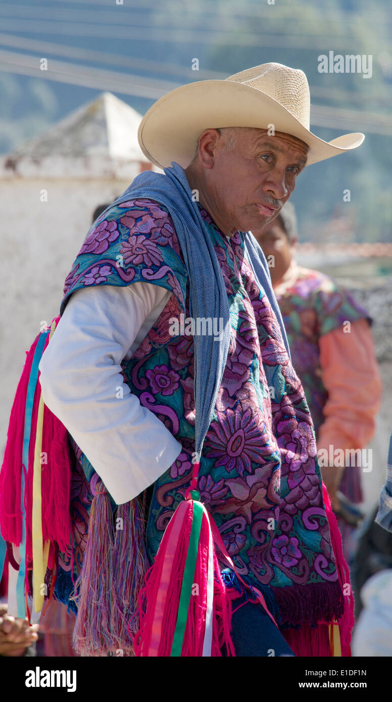 Ritratto Tzotzil Indian uomo che indossa gli abiti tradizionali mercato di domenica San Lorenzo Zinacantan Village in Chiapas Foto Stock