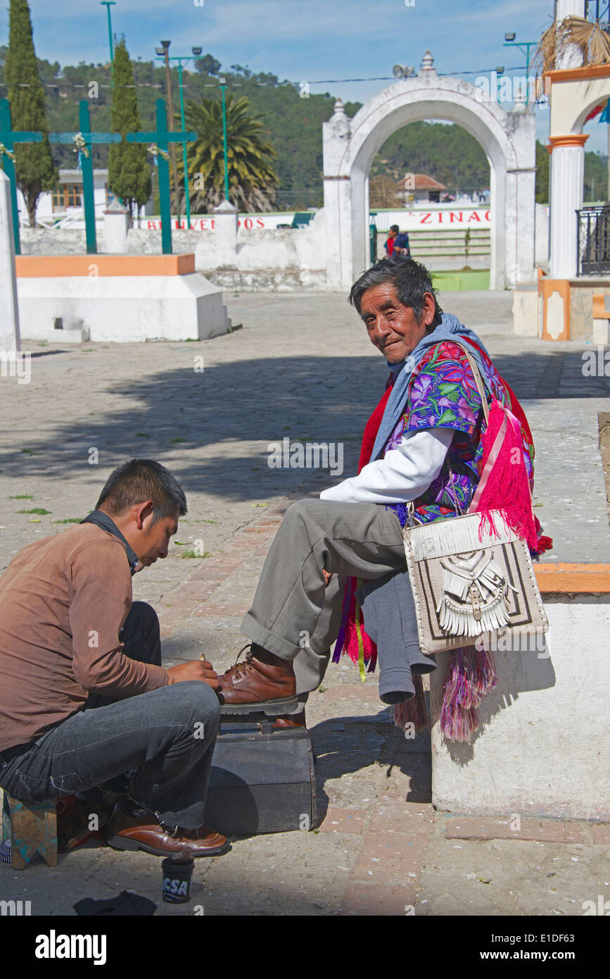 Tzotzil Indian man aventi lustrascarpe San Lorenzo Zinacantan Village in Chiapas Foto Stock