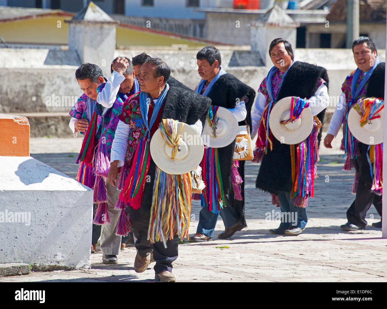 Tzotzil gli anziani del villaggio che arrivano nel tradizionale abbigliamento formale domenica la chiesa di San Lorenzo Zinacantan Village in Chiapas Foto Stock