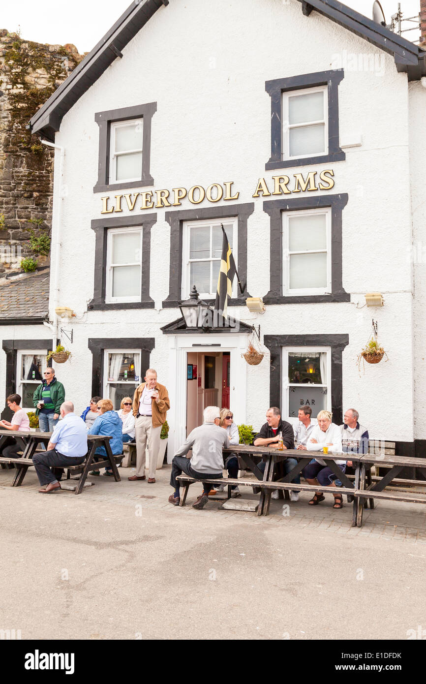 Persone di bere al di fuori del pub, i bracci di Liverpool, Conway, Galles Gran Bretagna Foto Stock