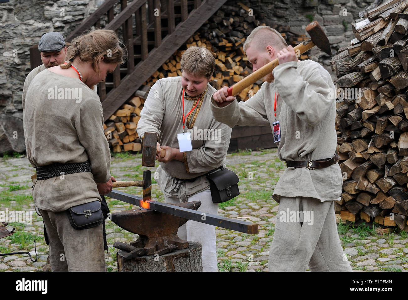 (140601) -- NARVA, 1 giugno 2014 (Xinhua) -- Fabbri dalla Finlandia il lavoro su un pezzo di metallo di Narva castello il cantiere del Nord, Estonia, il 1 giugno 2014. Il barocco internazionale Fabbri Festival si è tenuto nel castello di Narva, la terza città più grande dell'Estonia, dal 30 maggio al 1 giugno. (Xinhua/Sergei Stepanov) Foto Stock