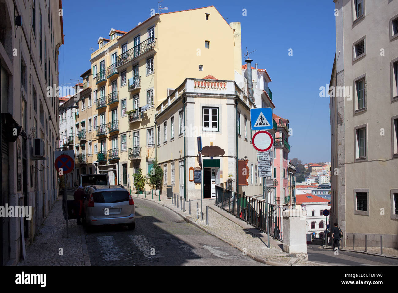 Pittoresche case nel quartiere Bairro Alto a Lisbona, Portogallo. Foto Stock
