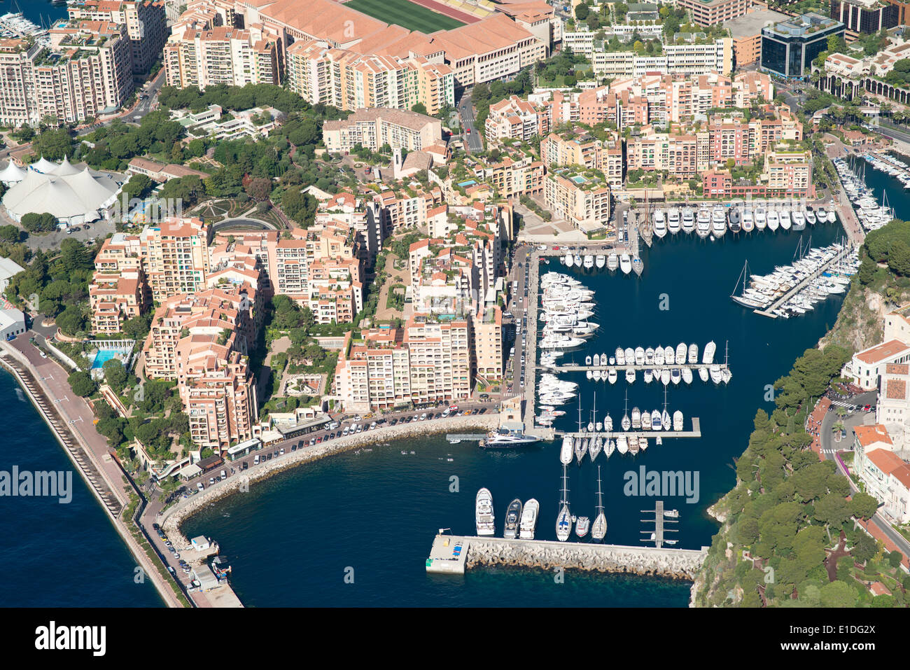 VISTA AEREA. Moderna area residenziale costruita su terreni bonificata. Distretto e Marina di Fontvieille, Principato di Monaco. Foto Stock