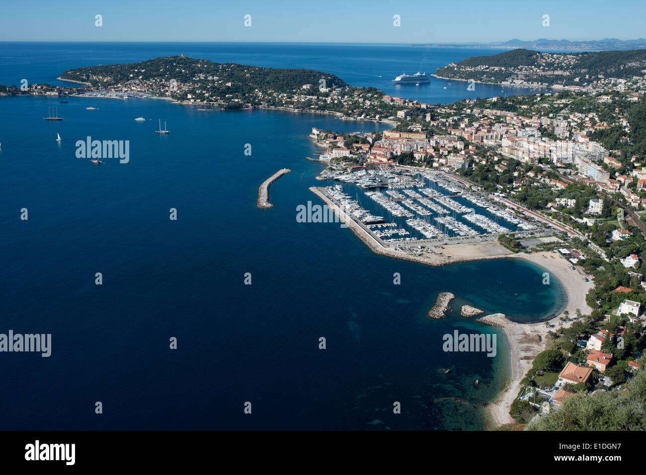 Il porto turistico di Beaulieu-sur-Mer e il villaggio di Saint-Jean-Cap-Ferrat sulla penisola. Alpes-Maritimes, Costa Azzurra, Francia. Foto Stock
