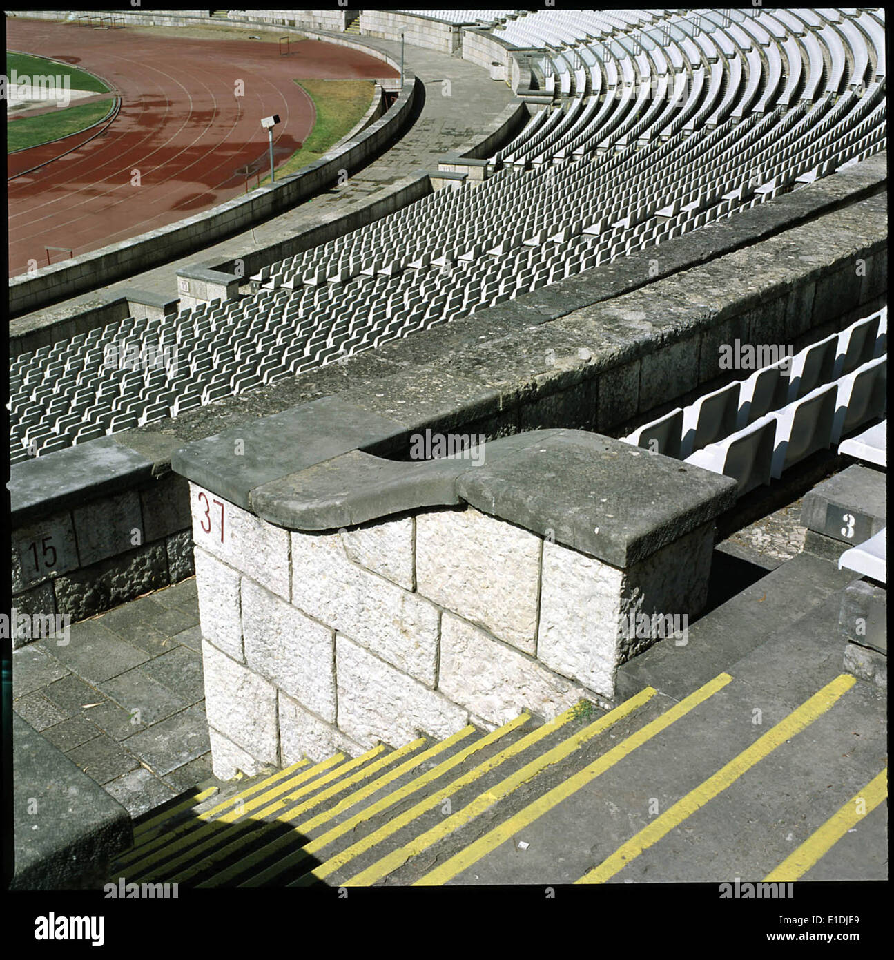 Lo Estádio Nacional di Lisbona, in Portogallo, è uno stadio storico noto per la sua architettura paesaggistica e il suo design. Ospita vari eventi sportivi ed è un sito significativo nella storia dello sport portoghese. Foto Stock