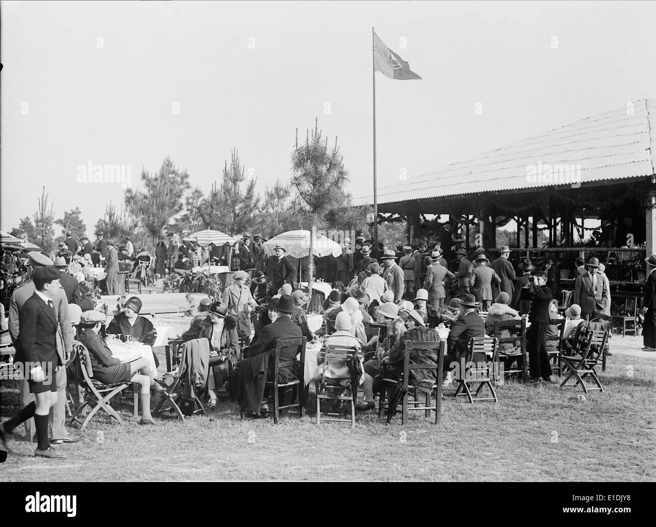Estoril, Portogallo, è conosciuta per i suoi campi da golf, con una storia notevole che risale al 1929. La zona attira gli appassionati di golf per i suoi campi ben tenuti e i bei dintorni. Il campo da golf di Estoril è una delle principali attrazioni della regione e offre una miscela di sport e panorami panoramici. Foto Stock