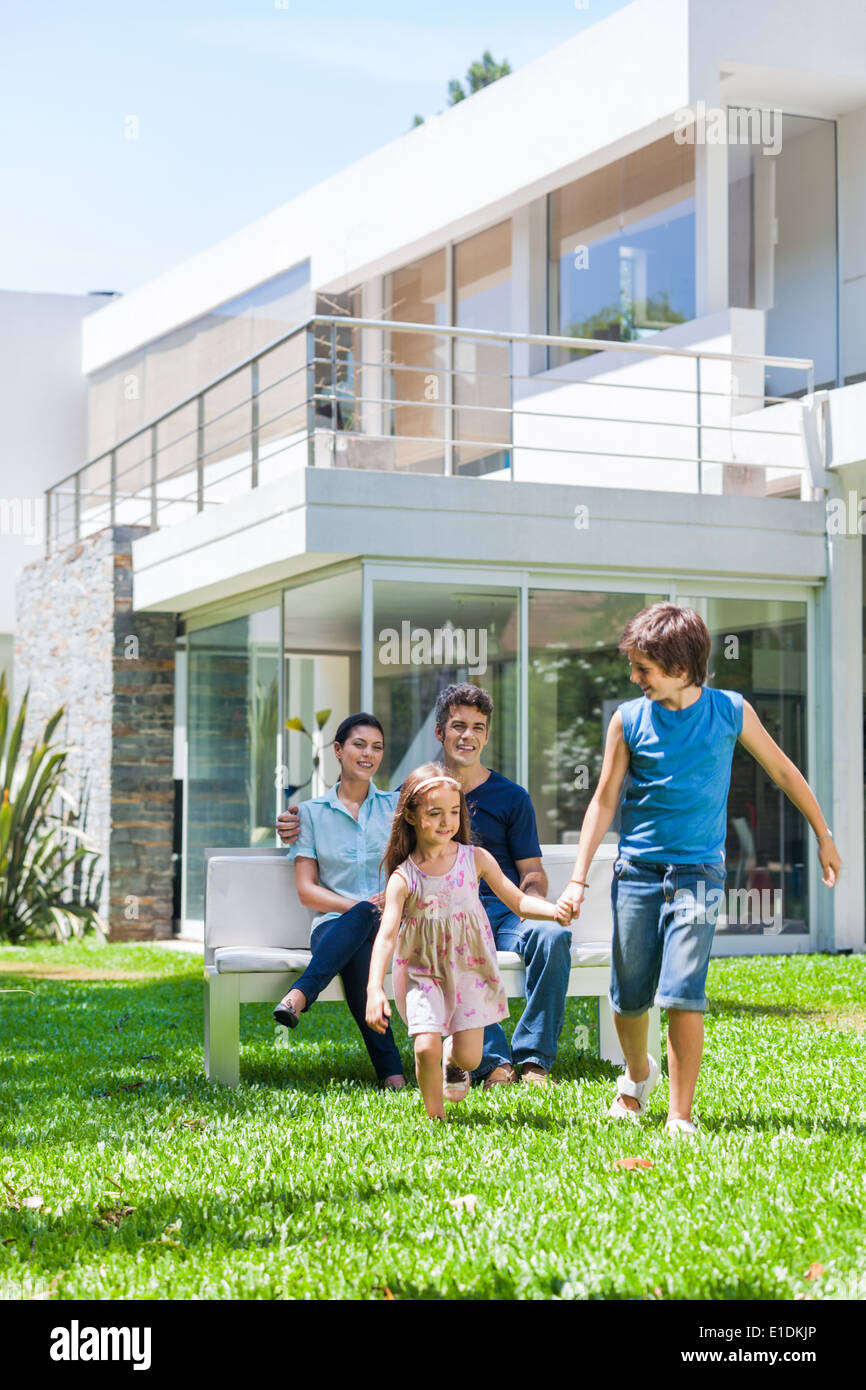 Famiglia nella grande casa Foto Stock