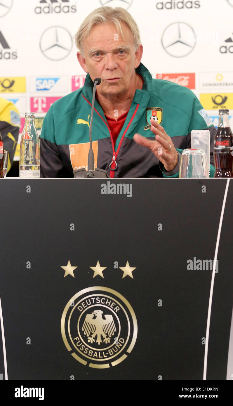 Moenchengladbach, Germania. 31 Maggio, 2014. Cameroon National Soccer team tedesco della head coach Volker Finke geatures durante una conferenza stampa a Moenchengladbach, Germania, 31 maggio 2014. Il Camerun dovrà affrontare la Germania il 01 giugno 2014 in un amichevole internazionale partita di calcio in preparazione per la Coppa del Mondo FIFA 2014 che si svolgono in Brasile dal 12 giugno al 13 luglio 2014. Foto: Roland Weihrauch/dpa/Alamy Live News Foto Stock