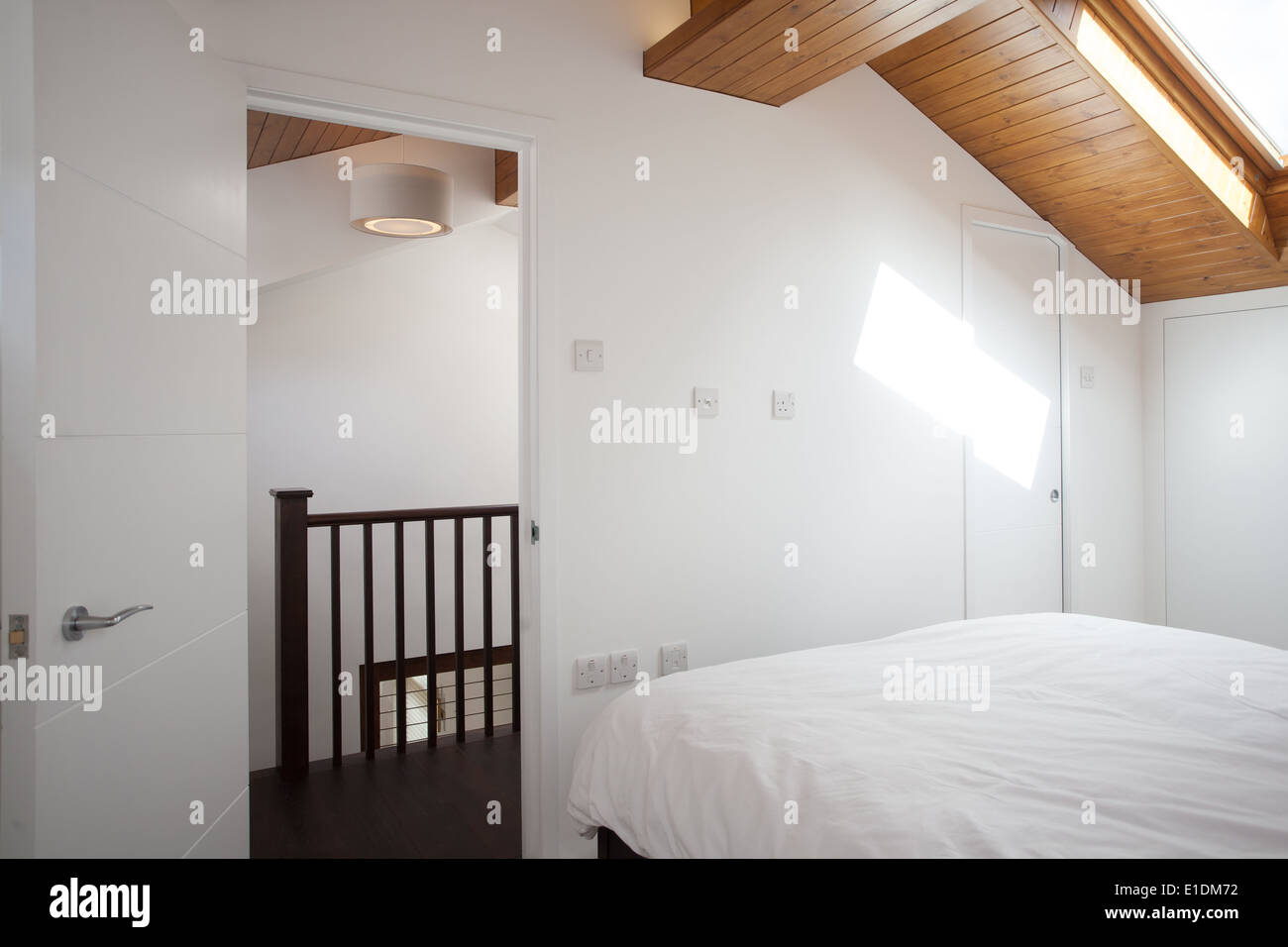 Convertito mansarda camera da letto nella casa moderna. Londra, Regno Unito Foto Stock