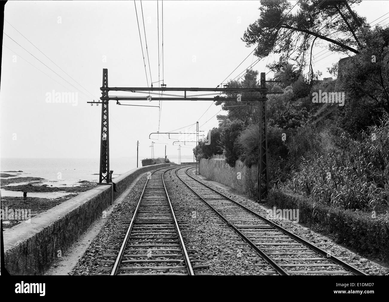 Linha de Cascais è una linea ferroviaria fondamentale che collega Lisbona a Cascais, facilitando il trasporto lungo la costa del Portogallo. Foto Stock