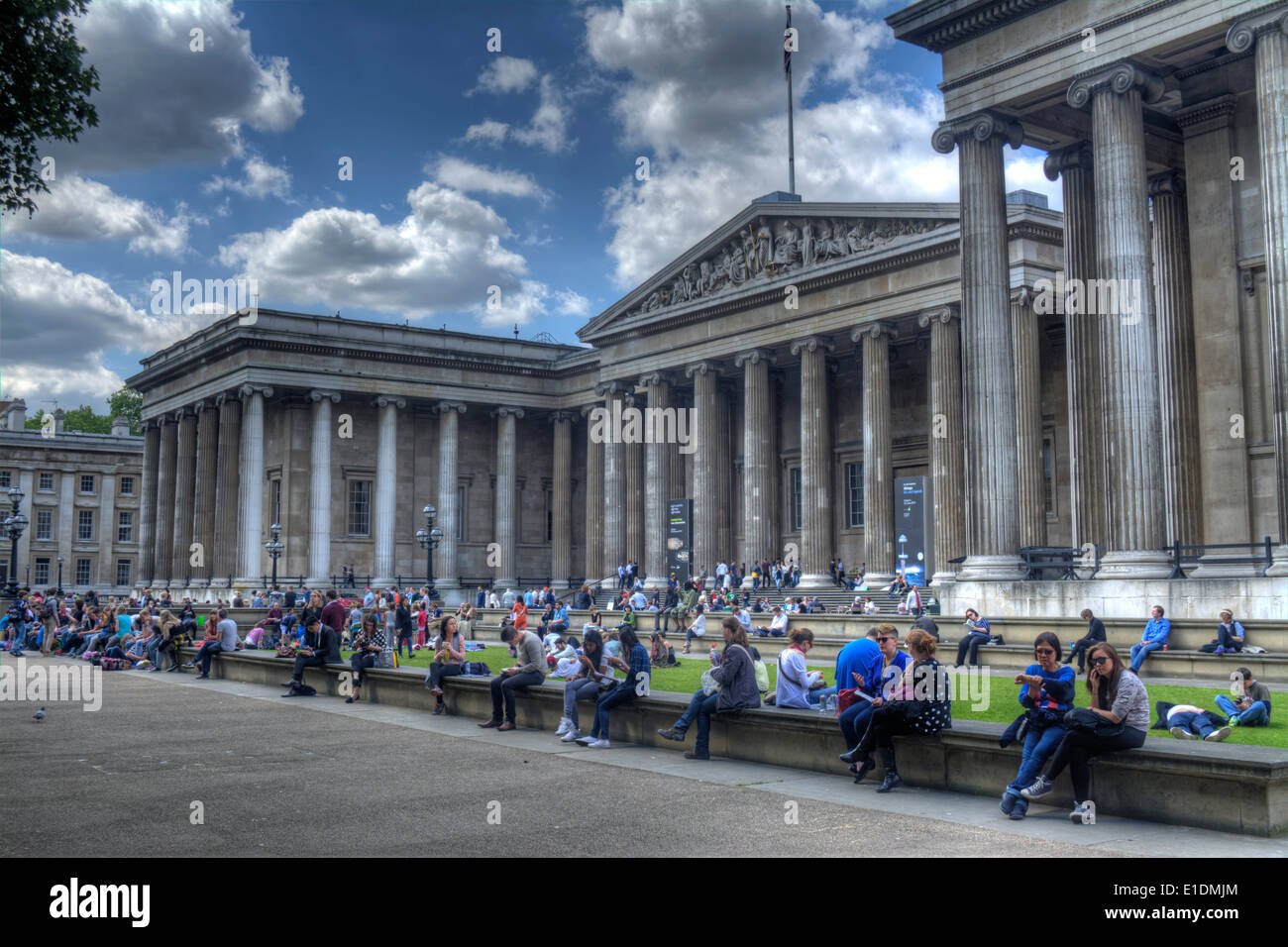 Immagine hdr di gente seduta fuori l'ingresso al British Museum di Londra, Inghilterra Foto Stock
