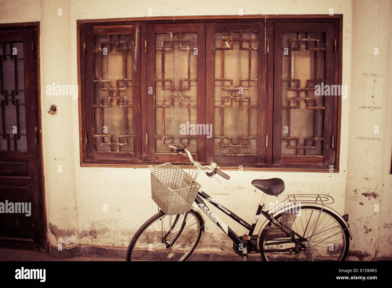 Architettura coloniale francese e le biciclette sono entrambi funzioni iconica ad Hanoi, Vietnam. Foto Stock