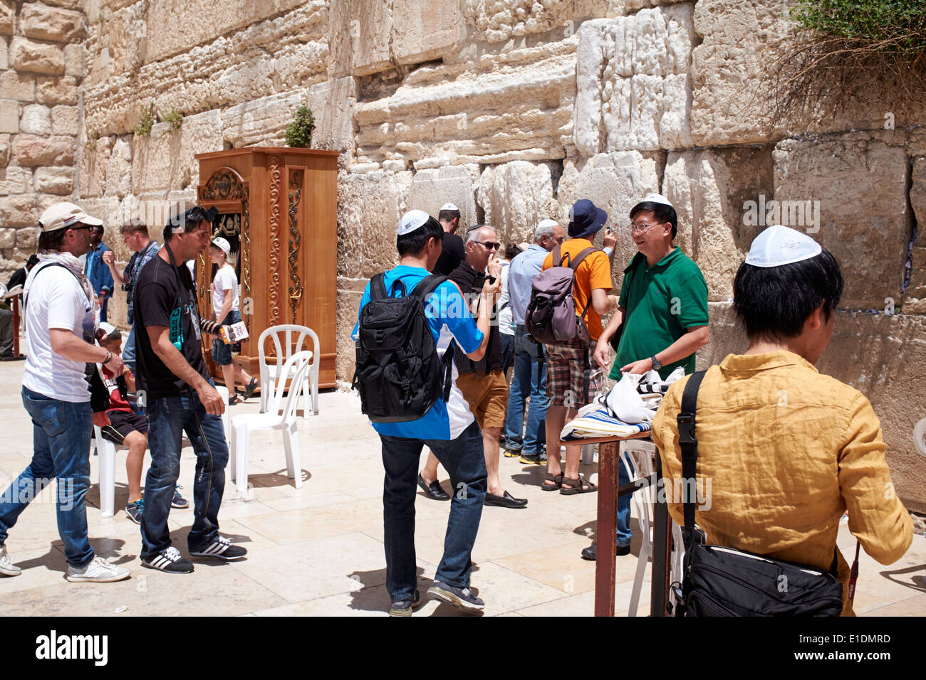 I turisti e la gente del posto la preghiera al Muro del Pianto, Gerusalemme, Israele Foto Stock