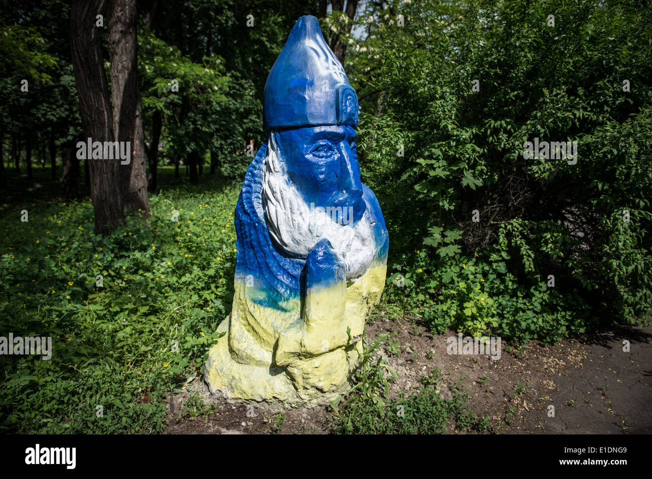 Slavo di figura nel parco dipinte in colori ucraini in Dobropillia, Oblast di Donetsk durante 2014 Pro-Russian conflitto in Ucraina Foto Stock