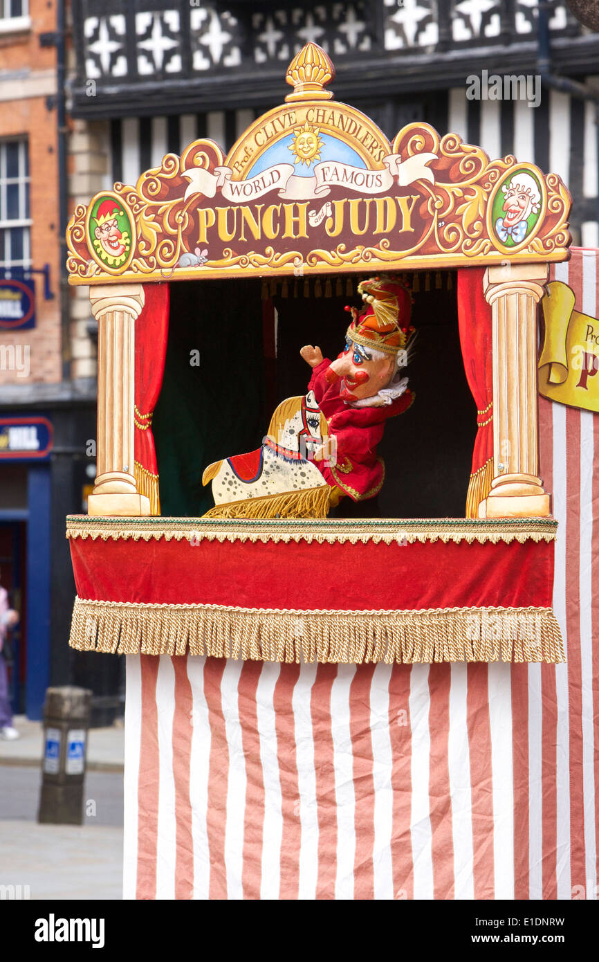 Punch & Judy Show Market Sq Shrewsbury Shropshire West Midlands England Regno Unito Foto Stock