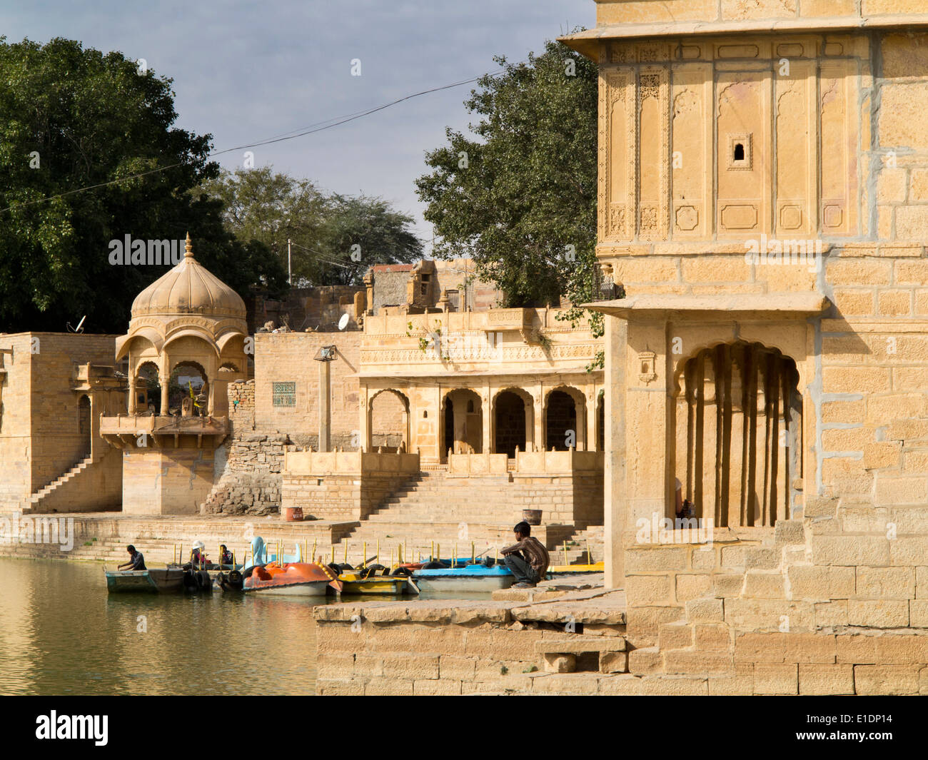 India Rajasthan, Jaisalmer, Gadi Sagar, ornati di stile Mughal edifici di pietra arenaria accanto al lago Gadisir Foto Stock