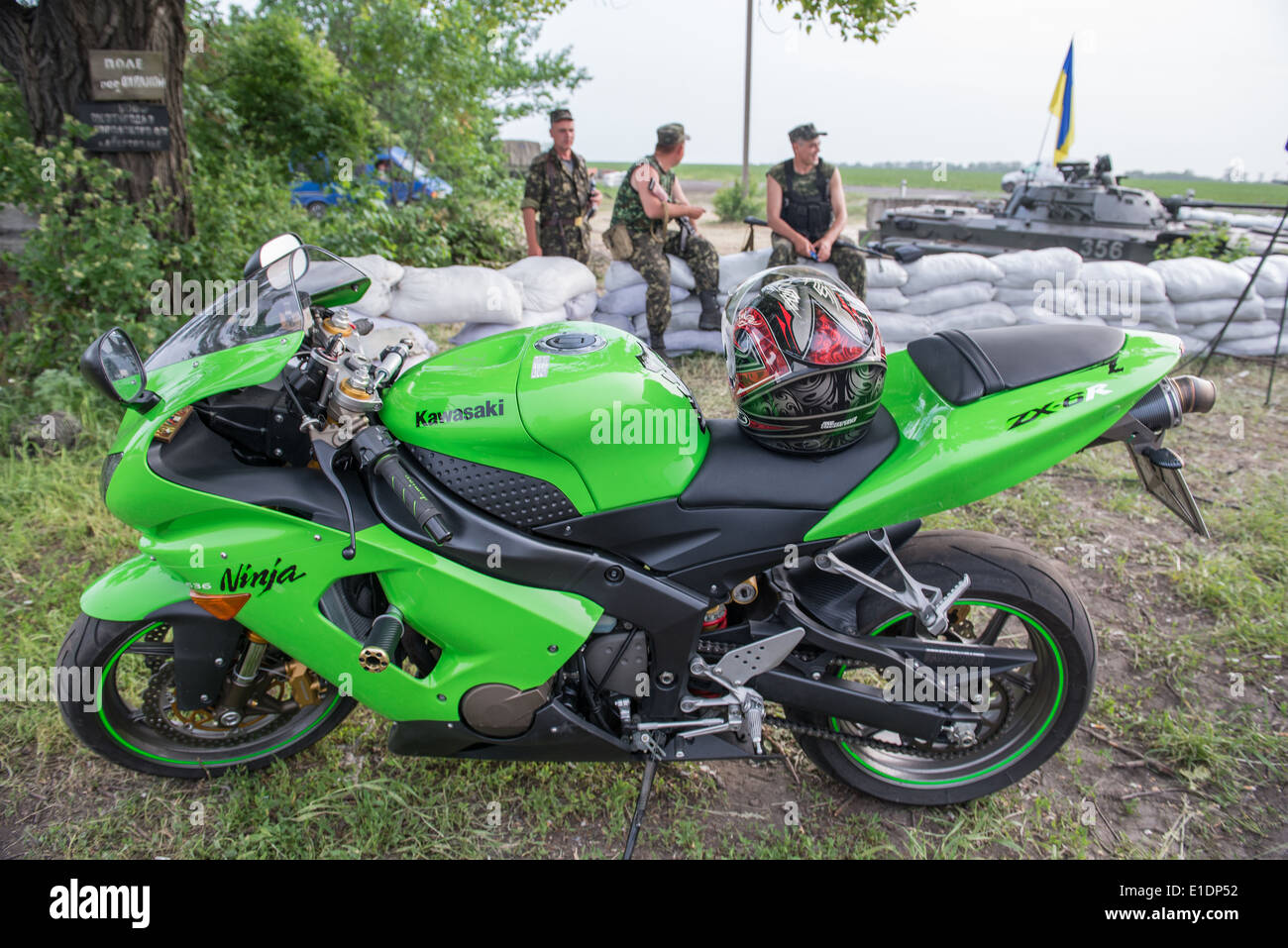 Chiesa Ortodossa Ucraina sul check point vicino Dobropillia, Oblast di Donetsk il 19 Maggio durante il 2014 pro-russo conflitto in Ucraina Foto Stock